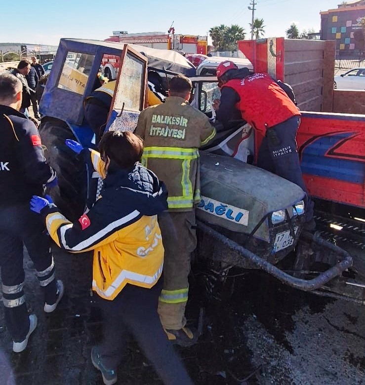 Kamyonet ile iş&ccedil;ilerin bulunduğu trakt&ouml;r kafa kafaya &ccedil;arpıştı: 4 yaralı
