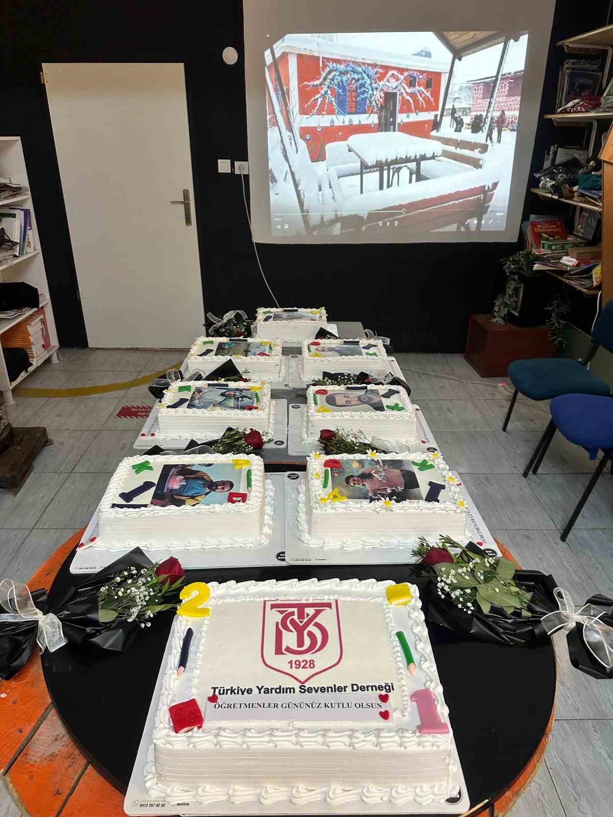 Köy okulunda her öğretmenin fotoğrafı pastaya basılarak Öğretmenler Günü kutlandı