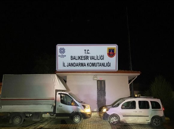 Ayvalık’ta jandarma 23 Afganistan uyruklu düzensiz göçmen ve 2 insan kaçakçısı yakaladı