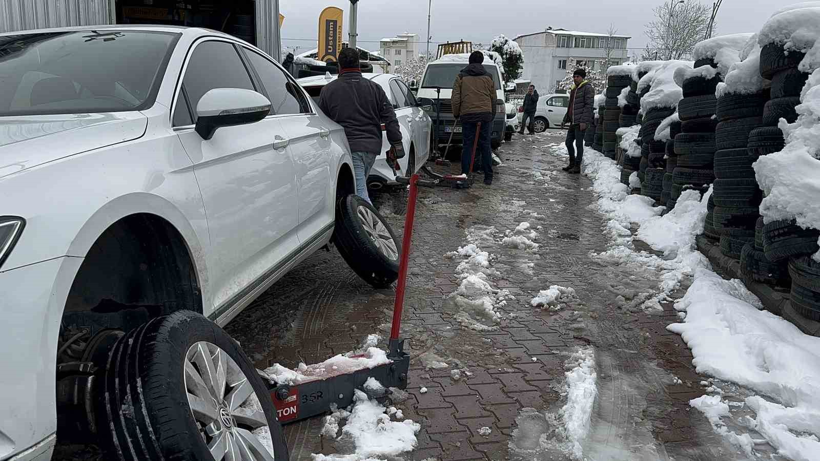 Malatya&rsquo;da kar yağdı, lastik&ccedil;ilerde kuyruk oluştu
