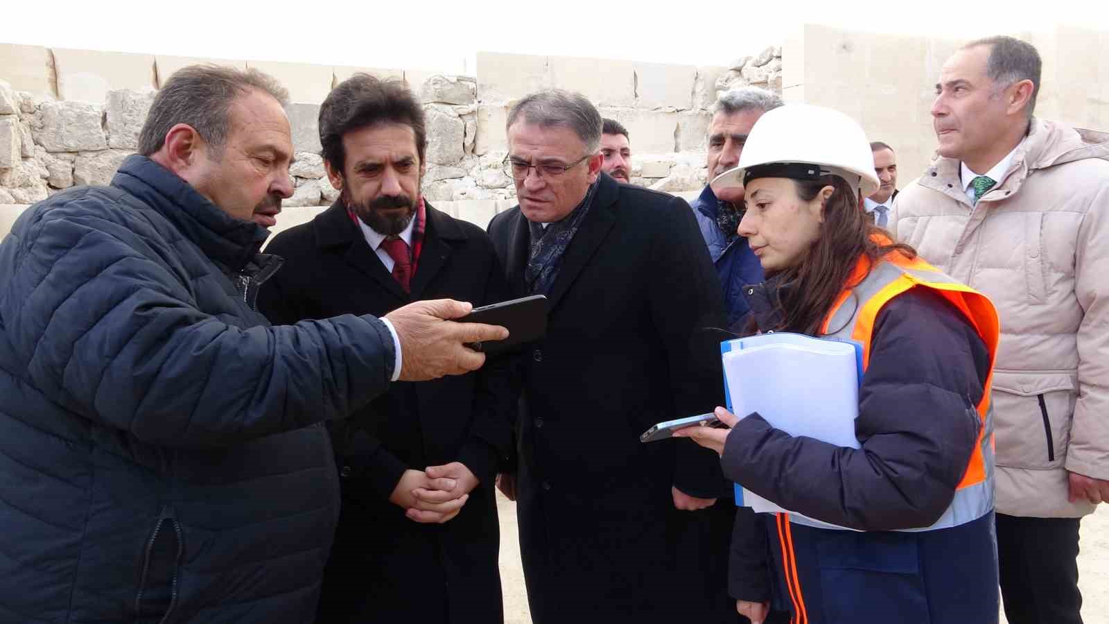 K&uuml;lt&uuml;r ve Turizm Bakan Yardımcısı Mumcu Eski Van Şehrini gezdi
