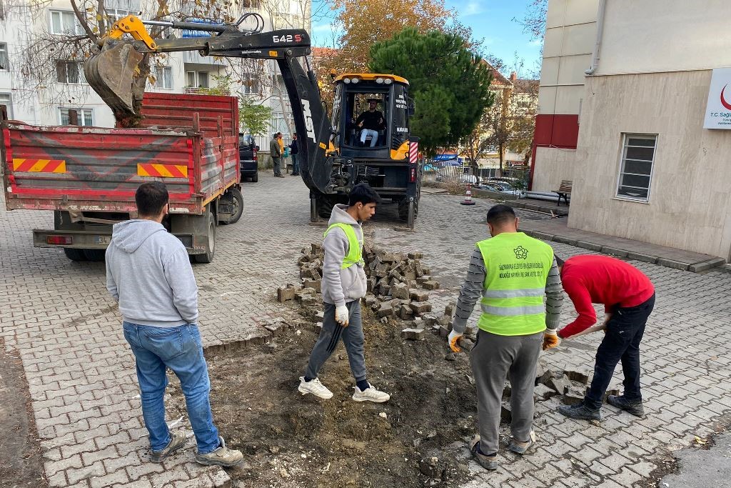 S&uuml;leymanpaşa&rsquo;da olumsuz hava şartlarına rağmen yol &ccedil;alışmaları devam ediyor

