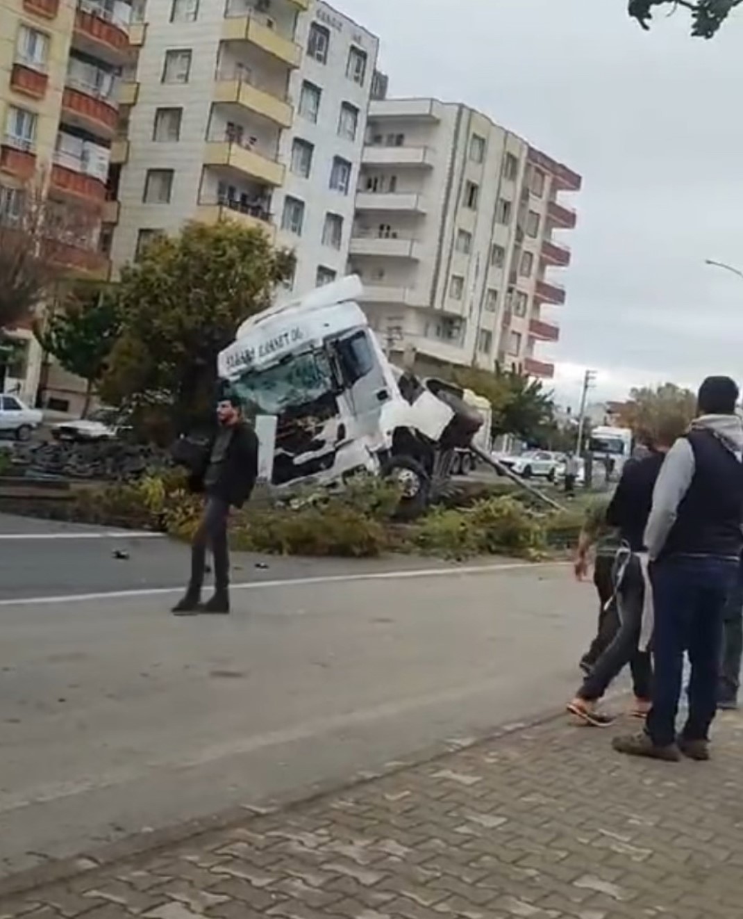 Hilvan&rsquo;da tır devrildi: 1 yaralı
