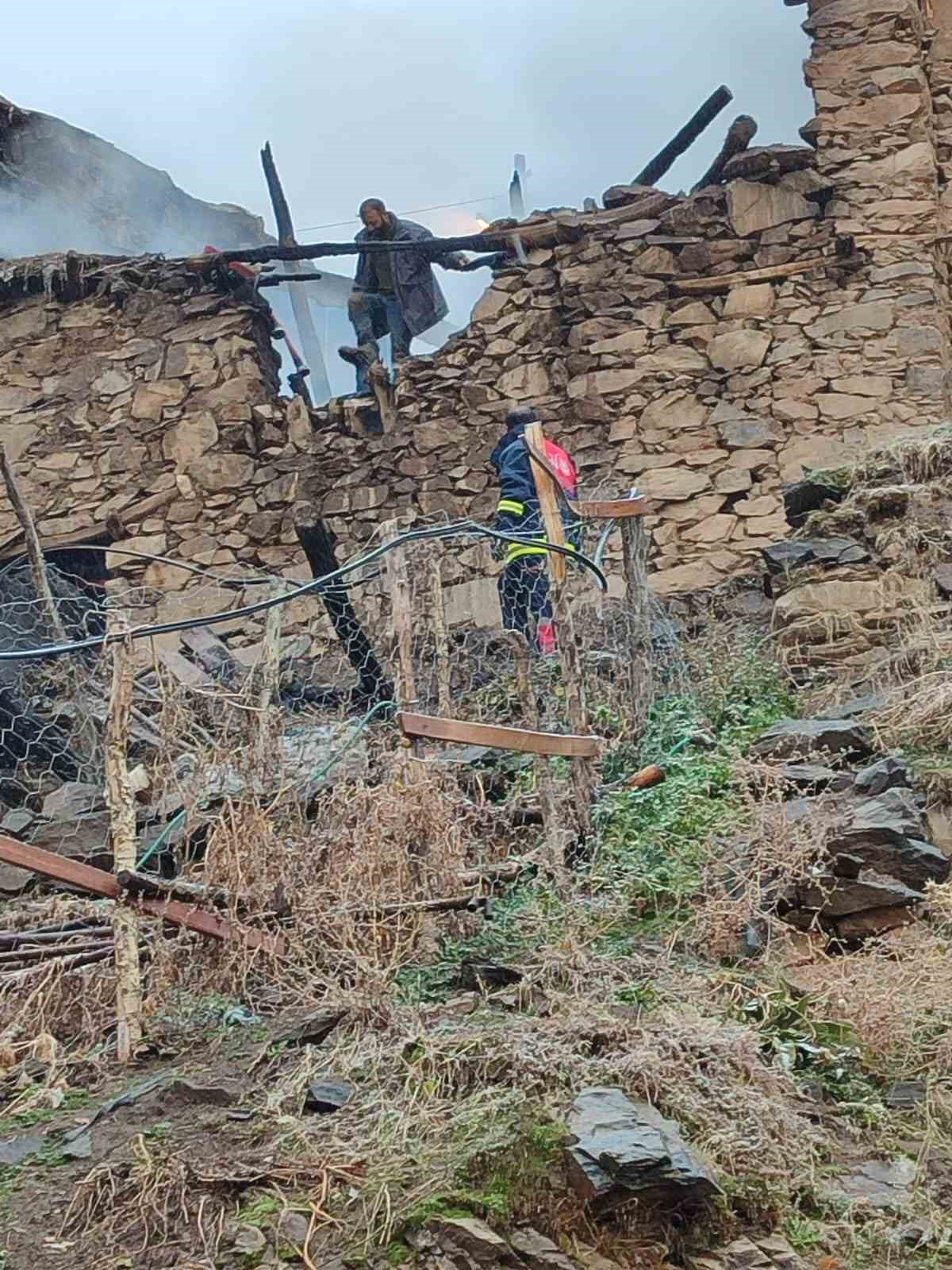 Van&rsquo;da ev ve ahır yangını
