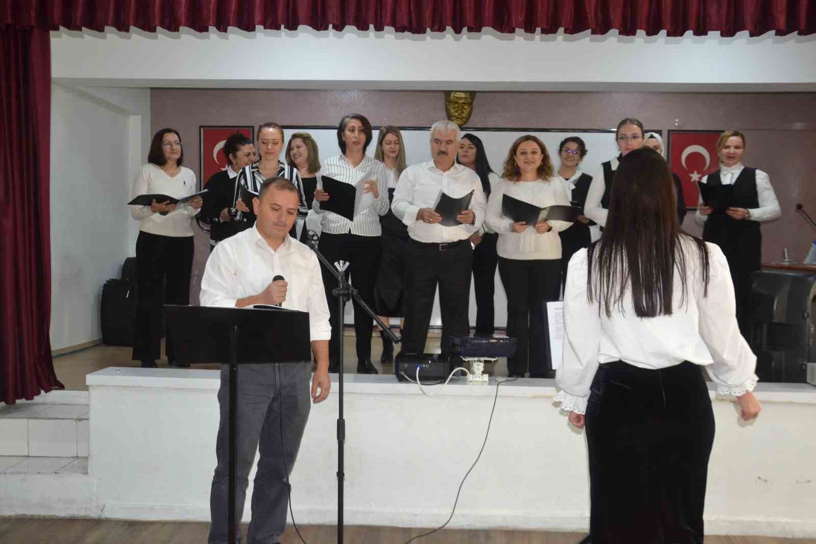 AHP ortaokulunun &ouml;ğretmenler korosundan muhteşem konser
