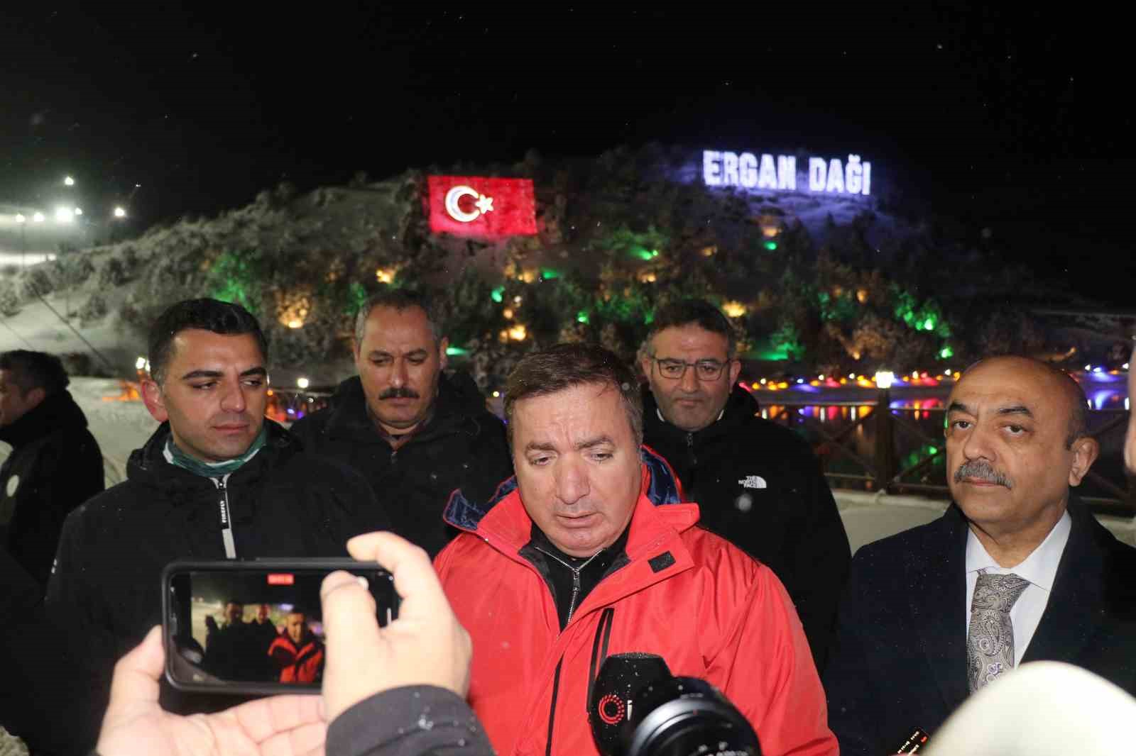 Ergan Kayak Merkezinde sezon a&ccedil;ılışı nefes kesti
