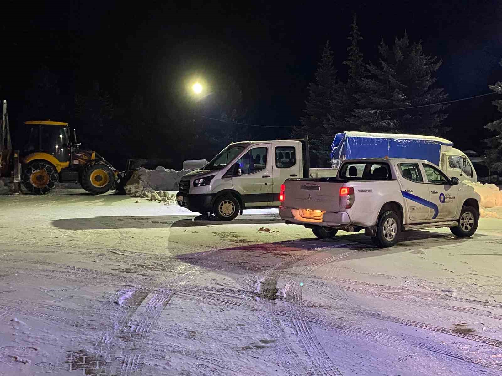 Tipide kocasıyla birlikte kaybolan yaşlı kadın, 2 kuzusu ve tavuğuna sarılmış halde bulundu
