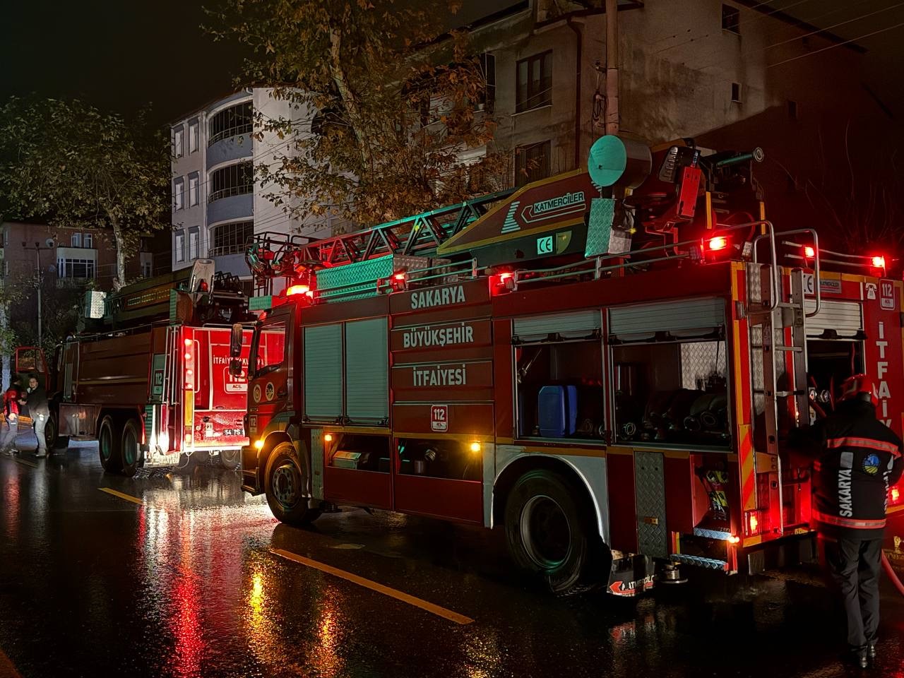 Sakarya’da üç katlı evin çatısı alev topuna döndü
