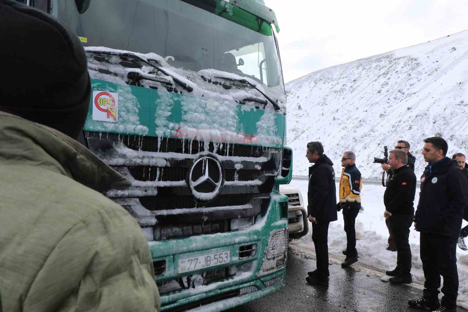 Kar yağışının ardından Erzincan’da kapanan şehirlerarası yollar ulaşıma açıldı