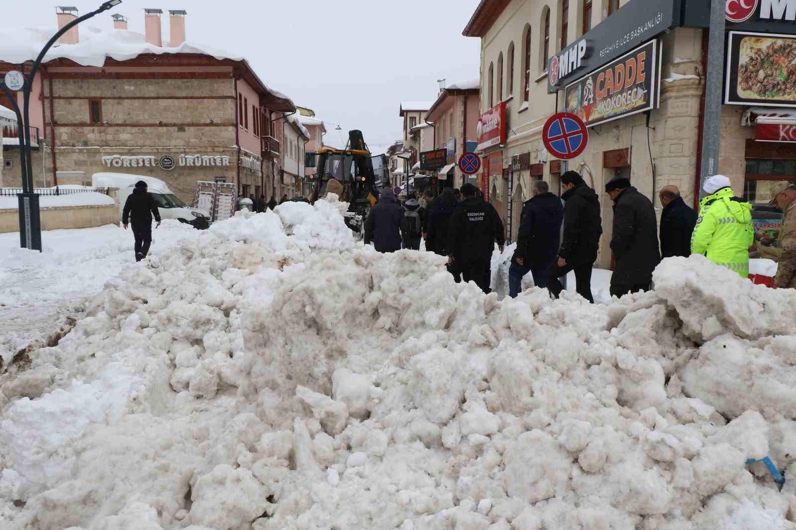 Kar yağışının ardından Erzincan’da kapanan şehirlerarası yollar ulaşıma açıldı
