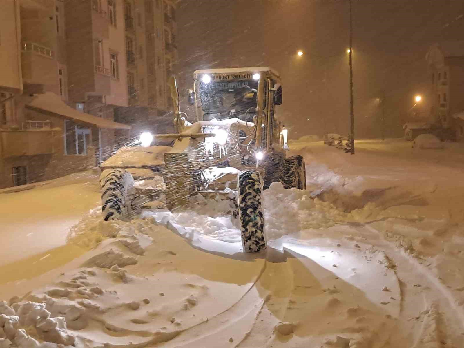 Bayburt’ta kar kalınlığı 80 santimetreyi buldu
