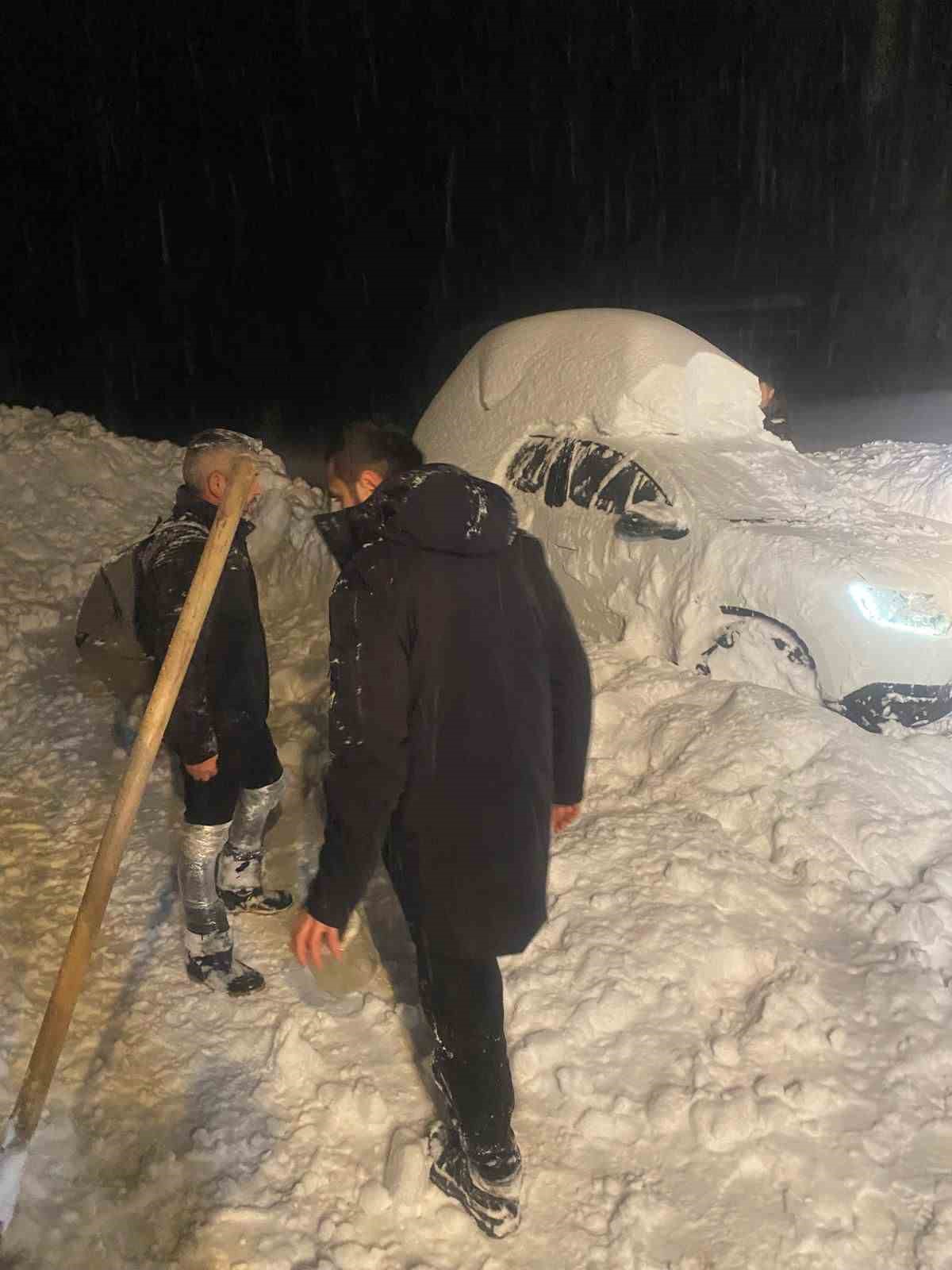 Kar yağışının bastırması sonucu yaylada mahsur kalan 3 kişi kurtarıldı
