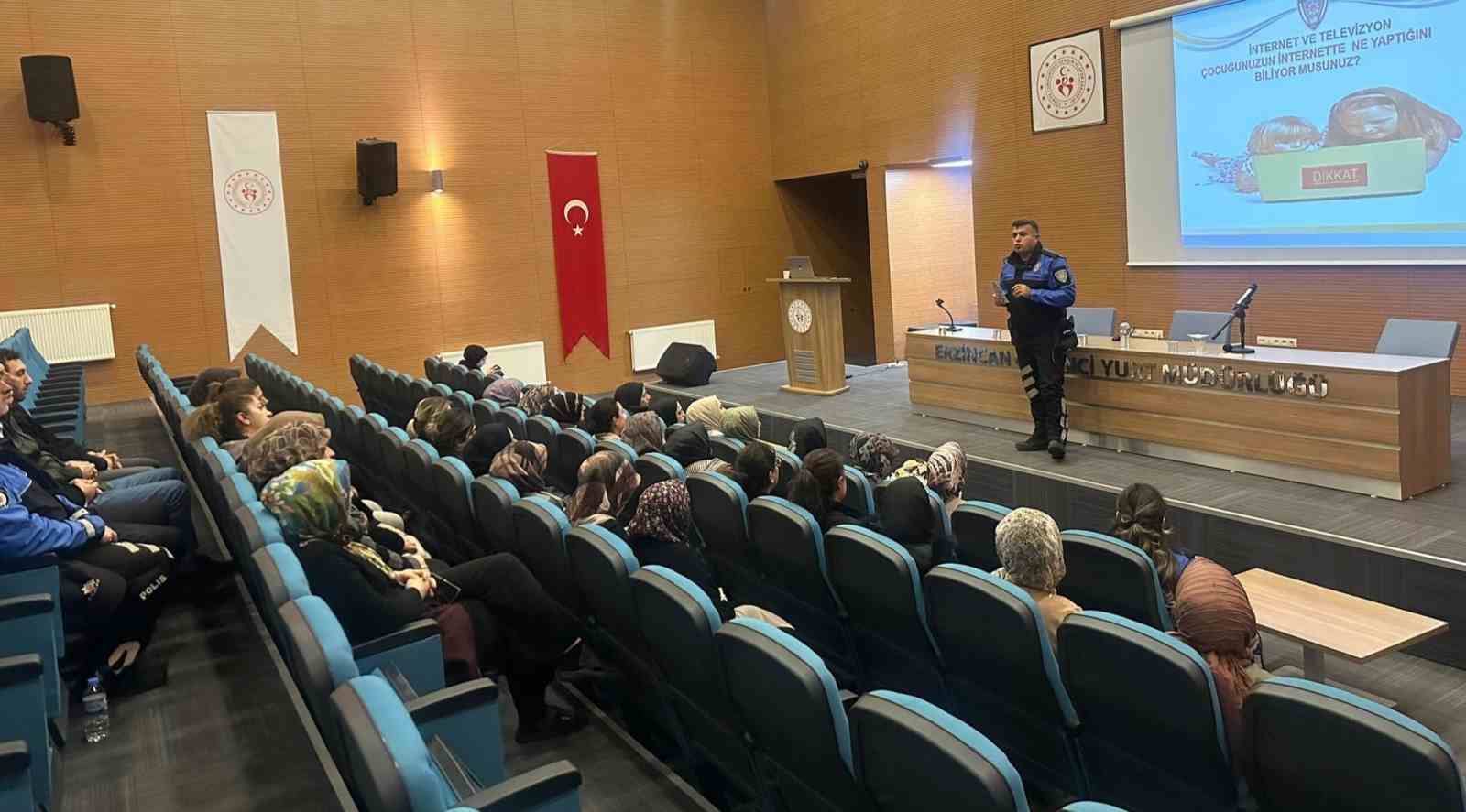 Polis "Kadına Yönelik Şiddetle Mücadele" gününde kadınlarla bir araya geldi
