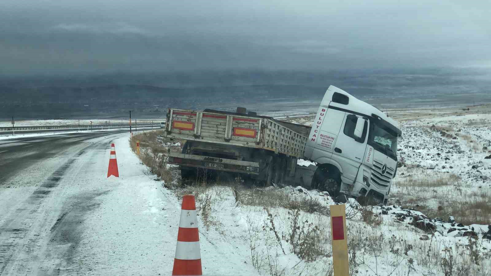 Kars’ta buzlanan yolda kayan tır şarampole düştü