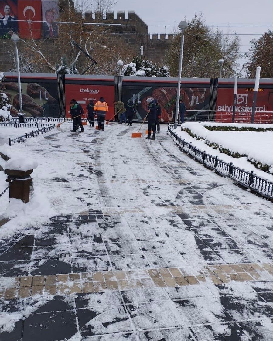 Büyükşehir ekiplerinden kaldırım ve parklarda yoğun mesai