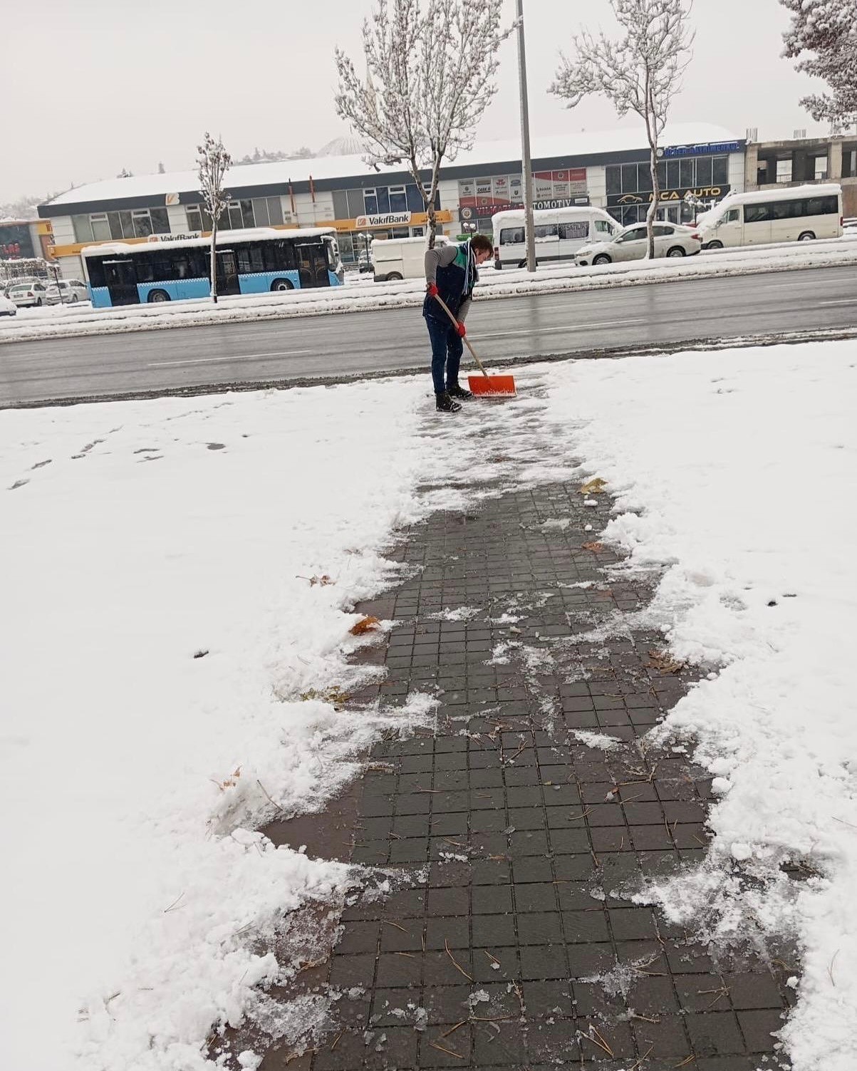 Büyükşehir ekiplerinden kaldırım ve parklarda yoğun mesai
