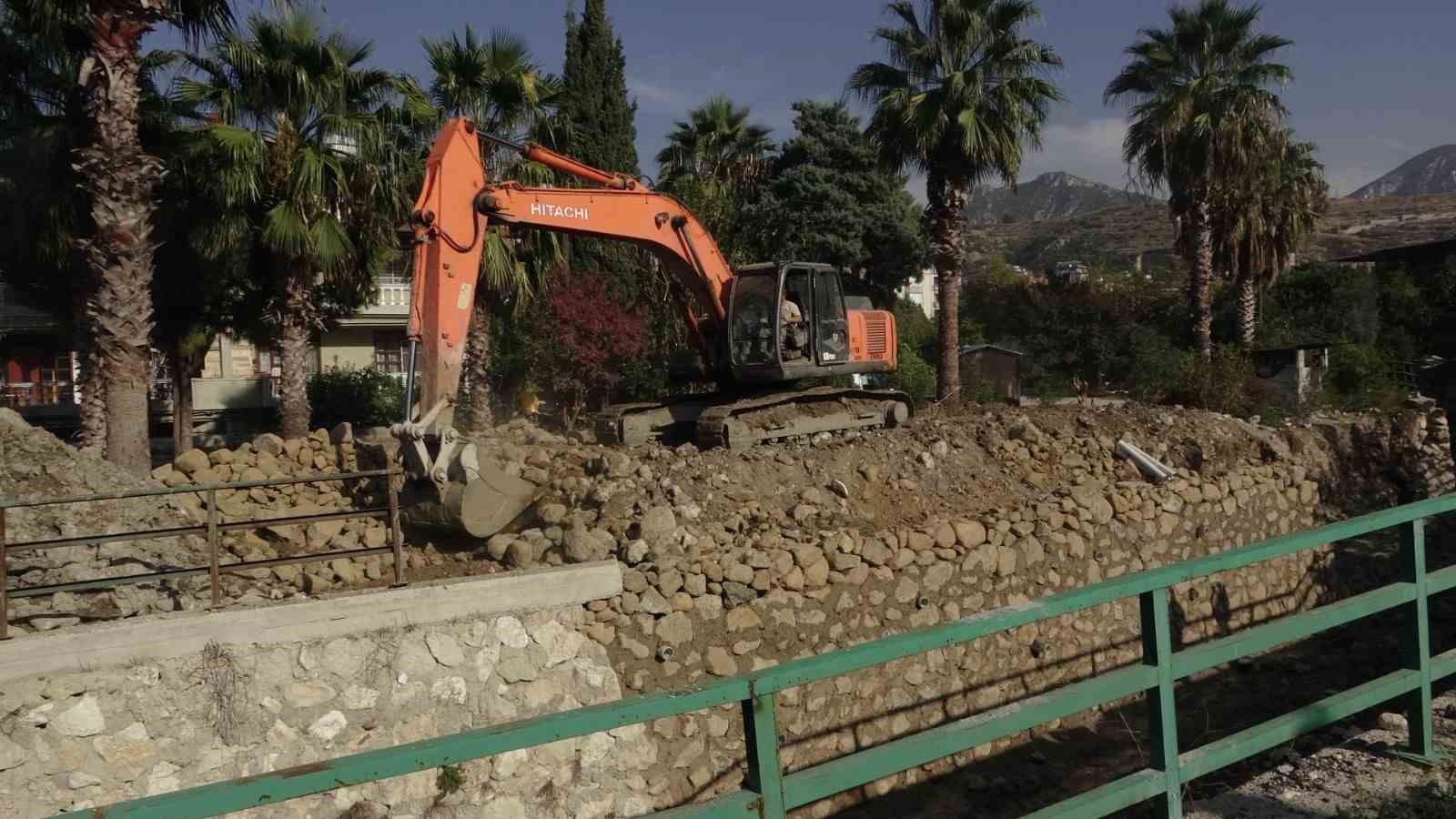 Hatay'da Sel Tehlikesine Karşı Dere Islah Çalışmaları Hızla Devam Ediyor