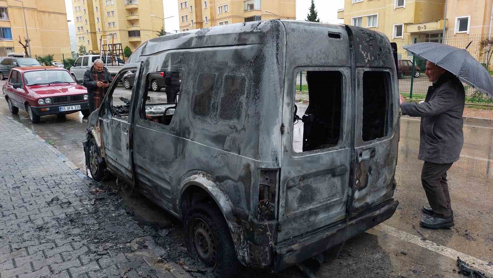 Samsun’da seyir halindeki araç tamamen yandı
