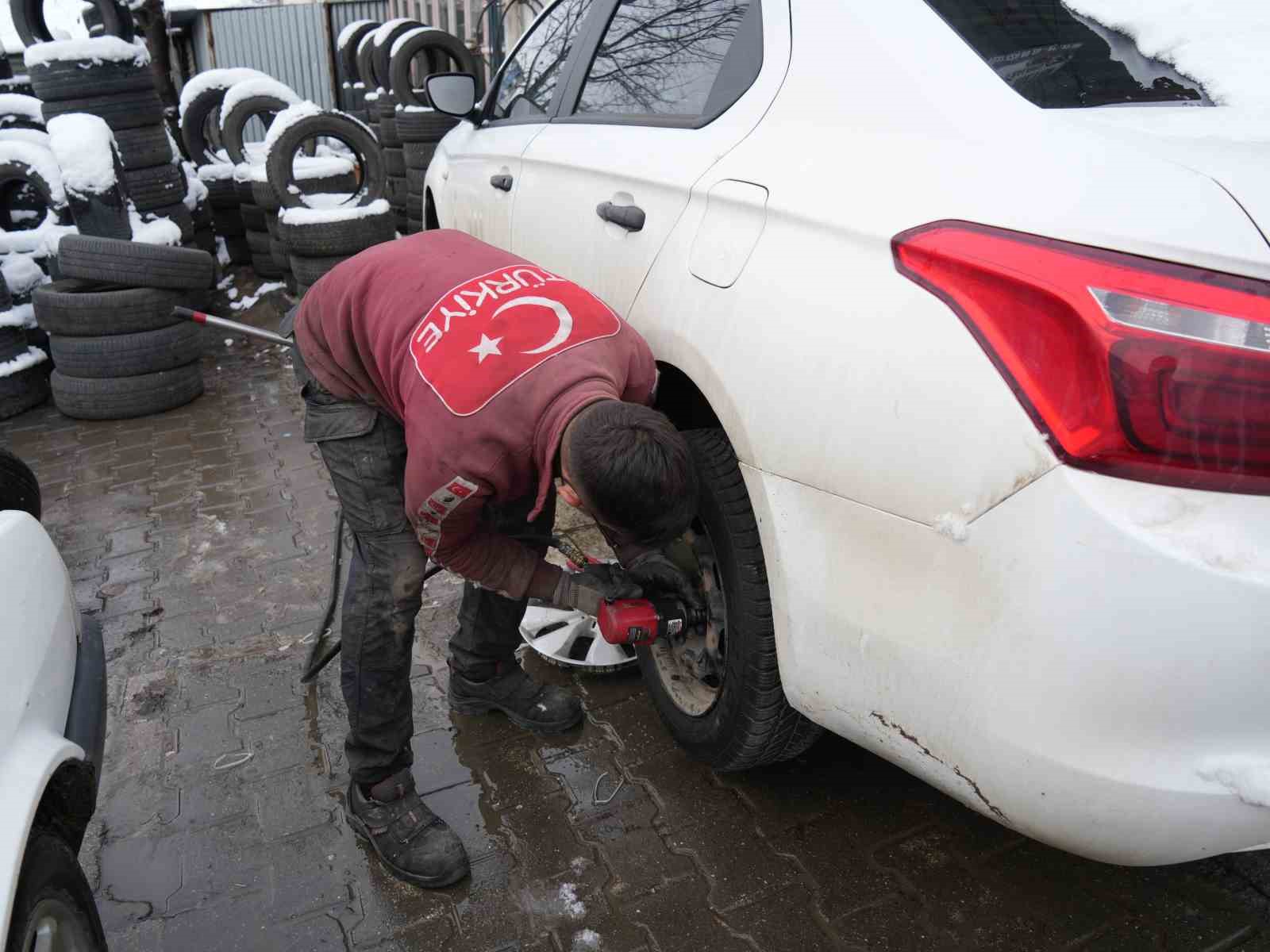 Kar yağışının ardından lastikçilerde yoğunluk: Gece yarısına kadar mesai yapıyorlar
