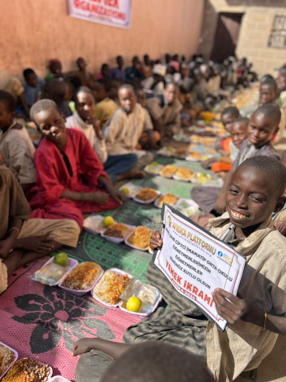 Öğretmenler Günü’nde Afrikalı çocukları doyurdular
