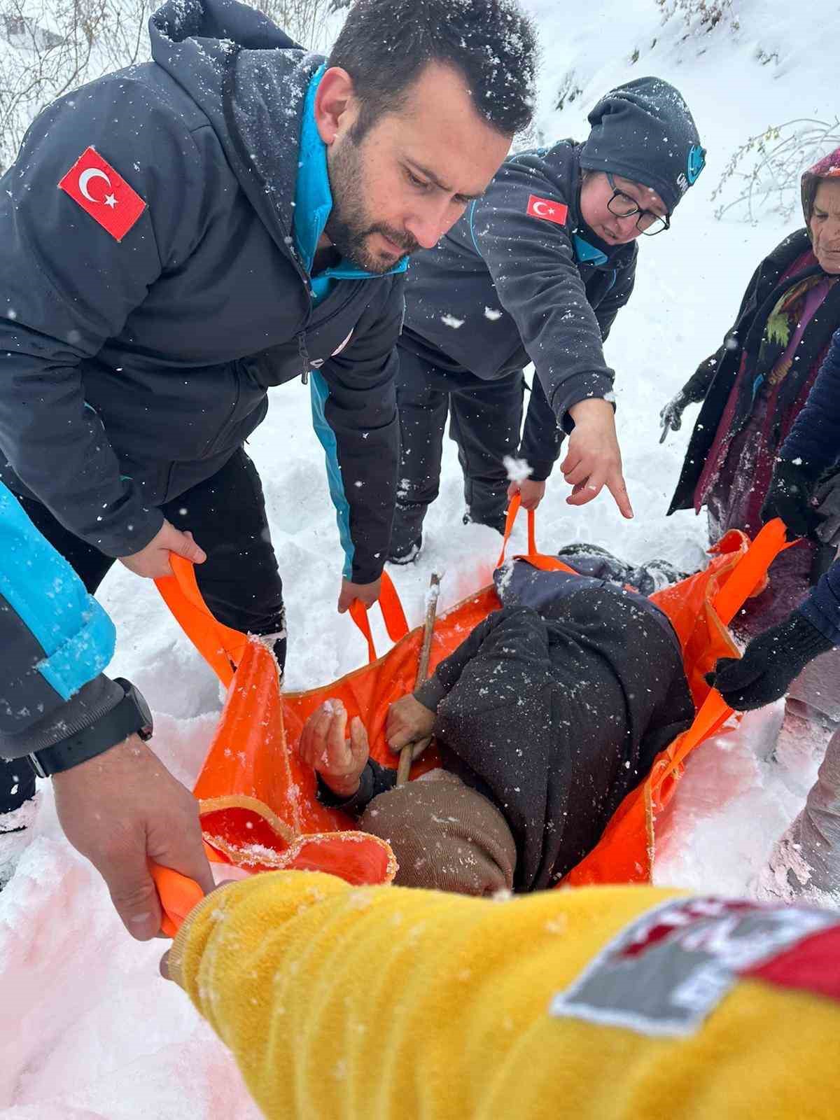 Kar sebebiyle yolu kapanan köydeki hasta için seferber oldular
