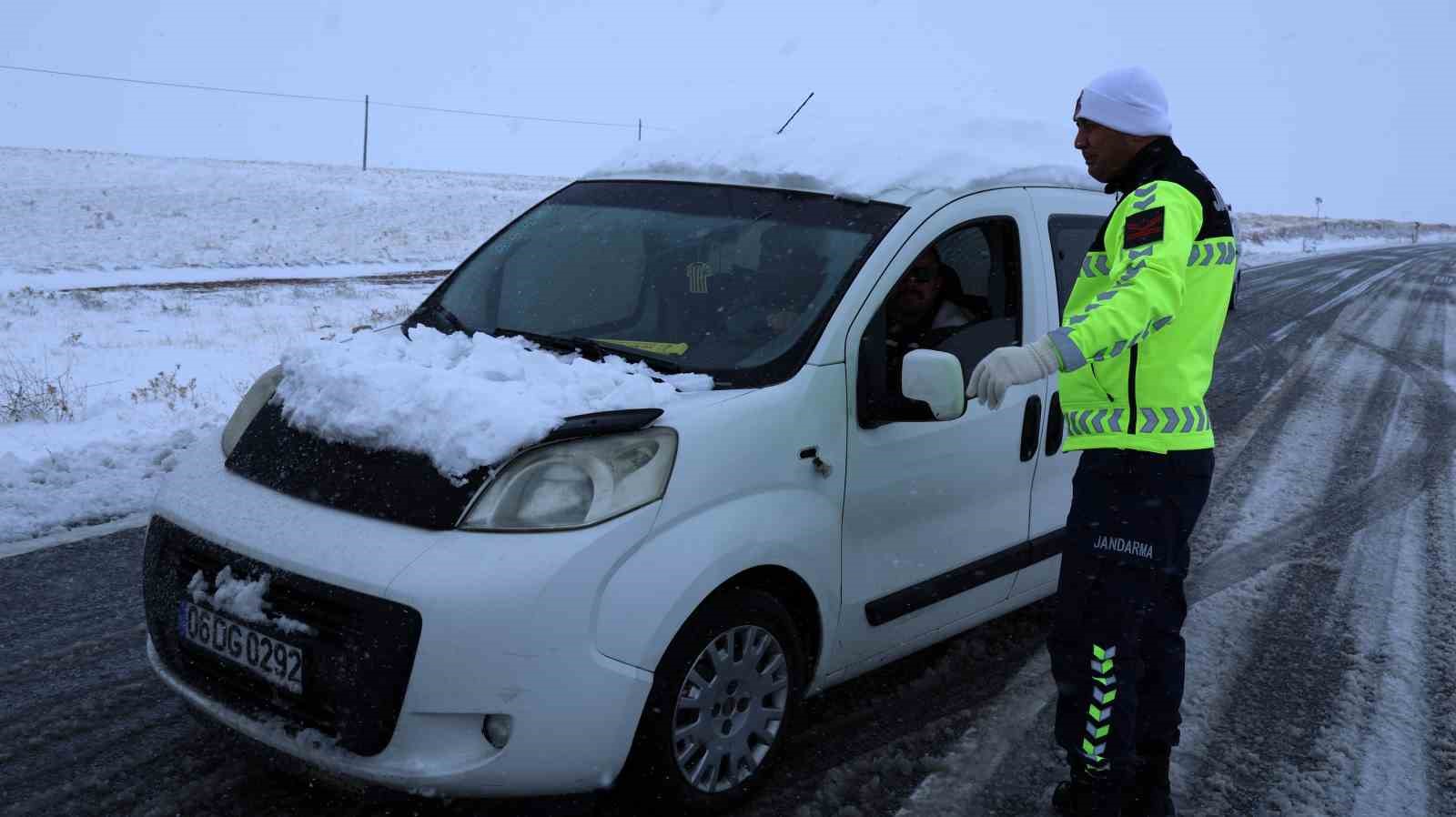 Aksaray’da trafik jandarması kar ve güvenlik kontrolünde
