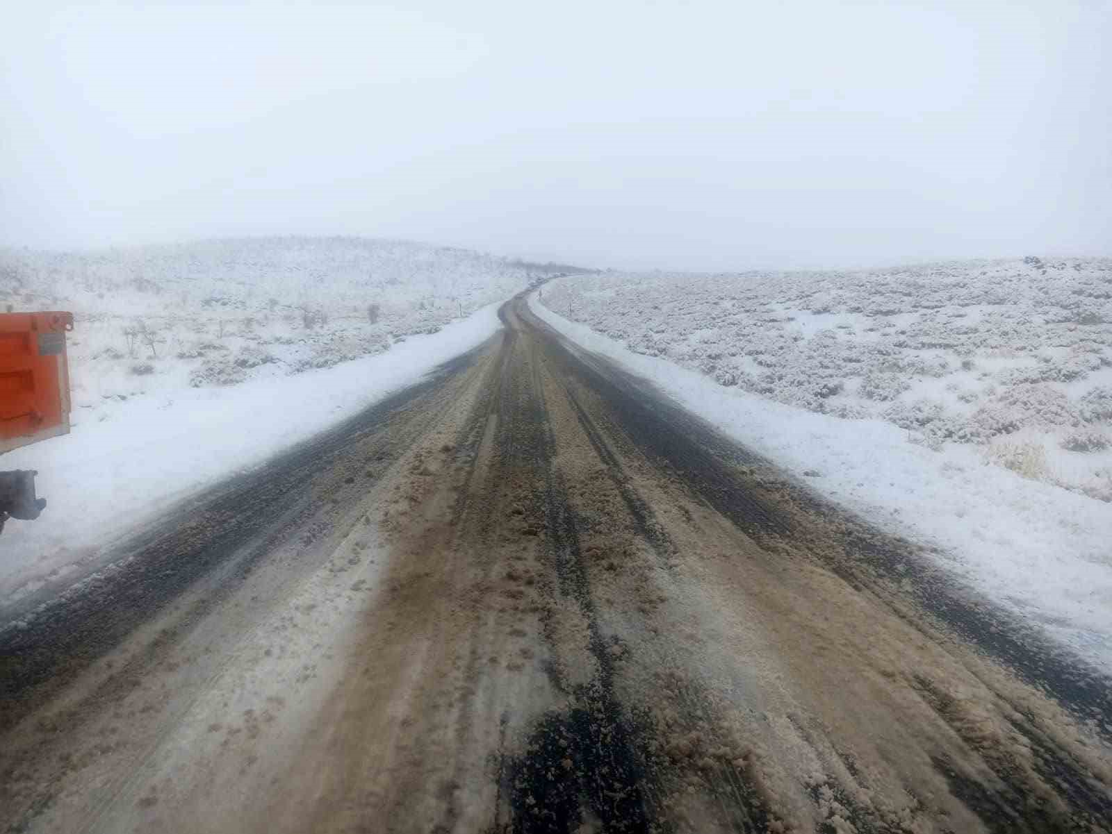 Kar yağışıyla kapanan Viranşehir-Diyarbakır yolu trafiğe açıldı
