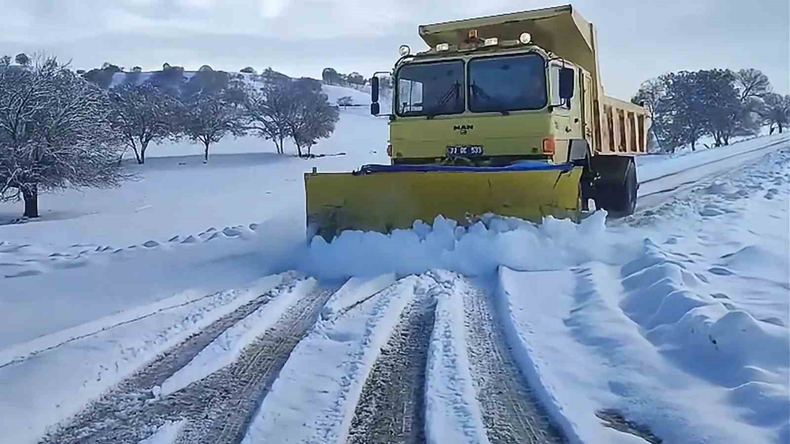 Kırıkkale’de karla mücadele devam ediyor: Kapanan yollar ulaşıma açıldı