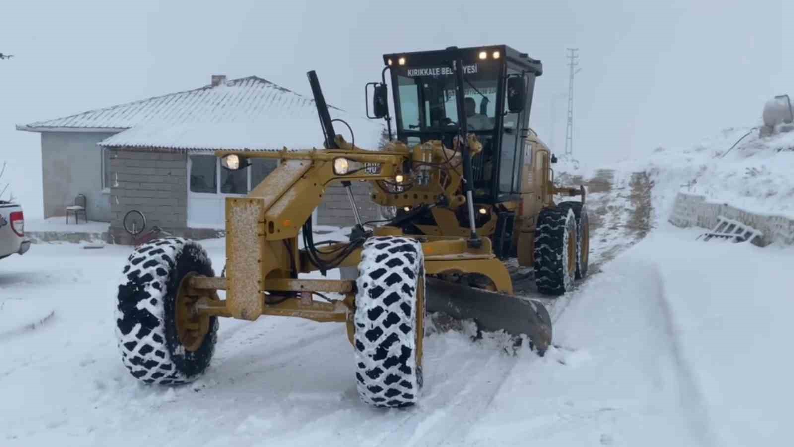 Kırıkkale’de karla mücadele devam ediyor: Kapanan yollar ulaşıma açıldı
