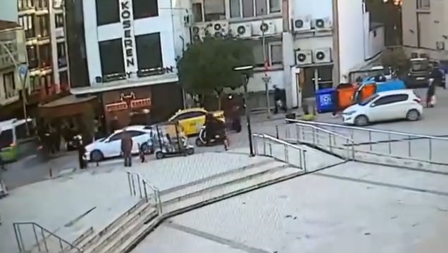 Direğin yayaların üzerine devrildiği kaza kamerada