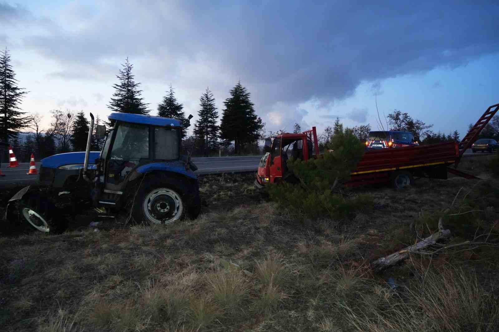 Traktör taşıyan kamyonet takla attı: 1 yaralı
