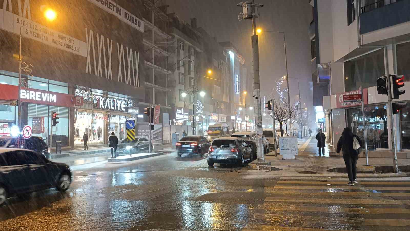 Van’da yoğun kar yağışı etkili oluyor
