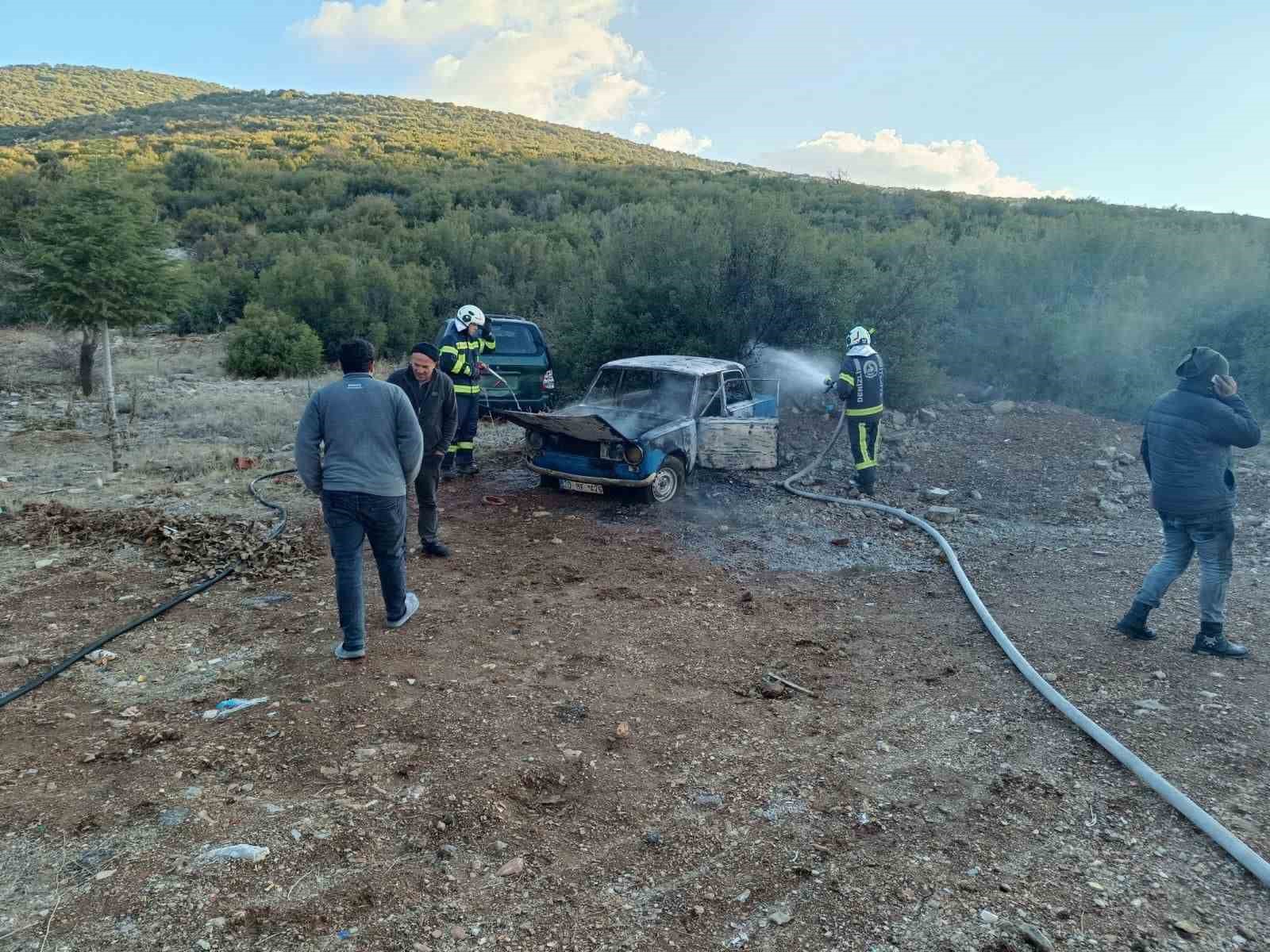 Denizli’de seyir halindeki araç alev alev yandı