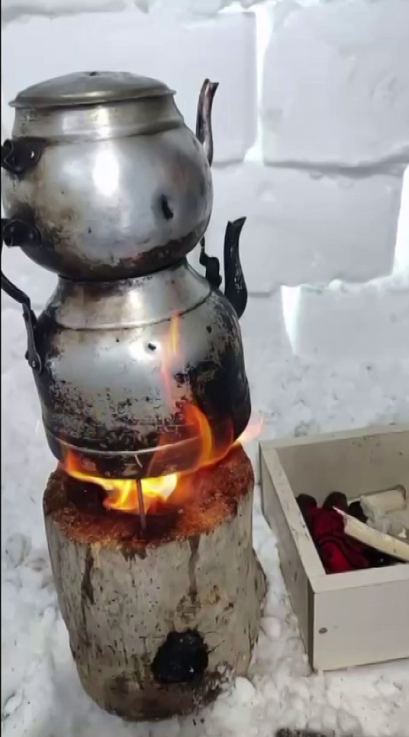 Mahsur kalınca kardan ev yapıp içinde çay içtiler
