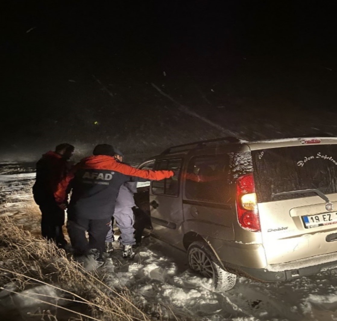 Çorum’da karda mahsur kalan sürücülerin yardımına ekipler yetişiyor