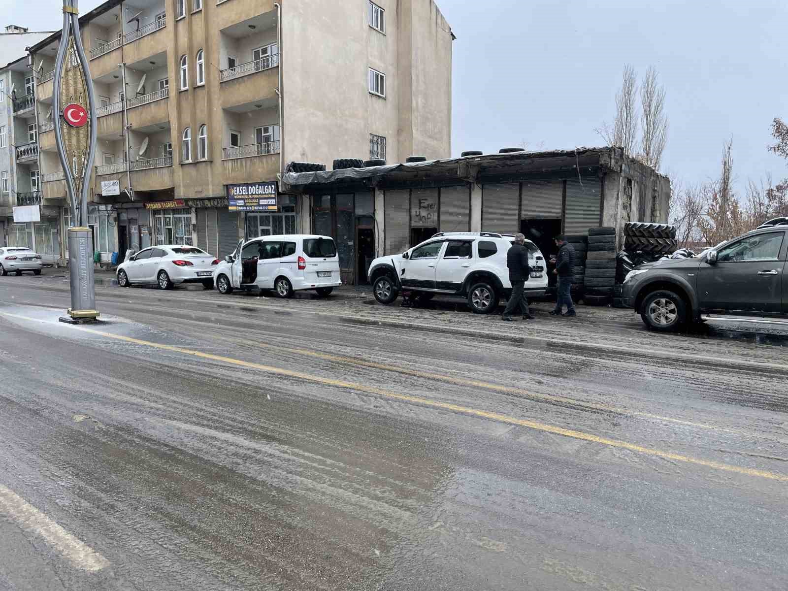 Malazgirt’teki lastikçilerde yoğun mesai
