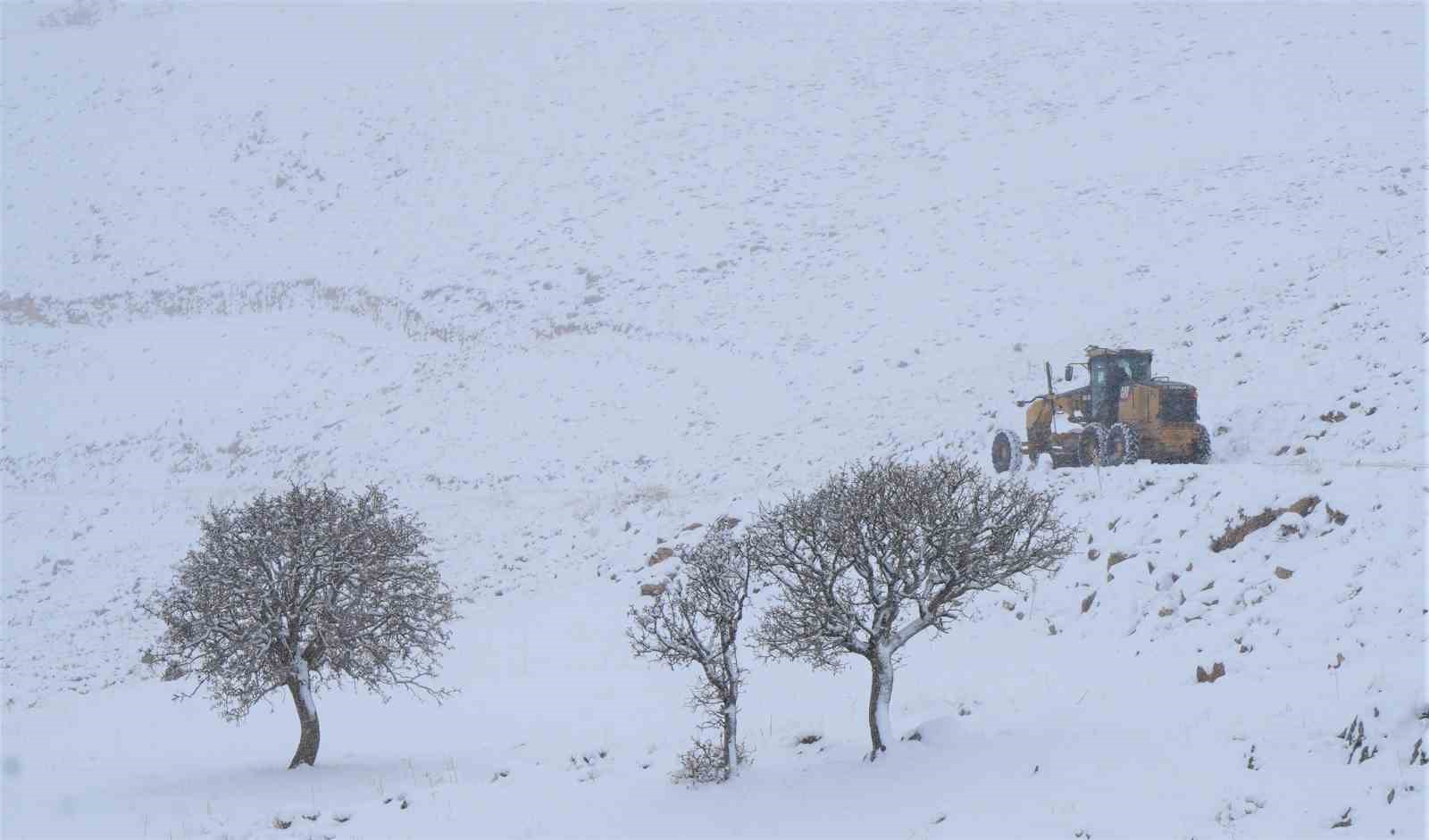 Karla m&uuml;cadele ekipleri k&ouml;y yollarını a&ccedil;mak i&ccedil;in seferber oldu
