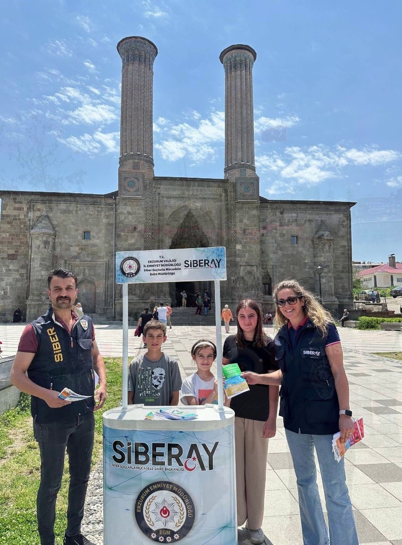 Polis vatandaşları siber su&ccedil;larla ilgili bilgilendiriliyor
