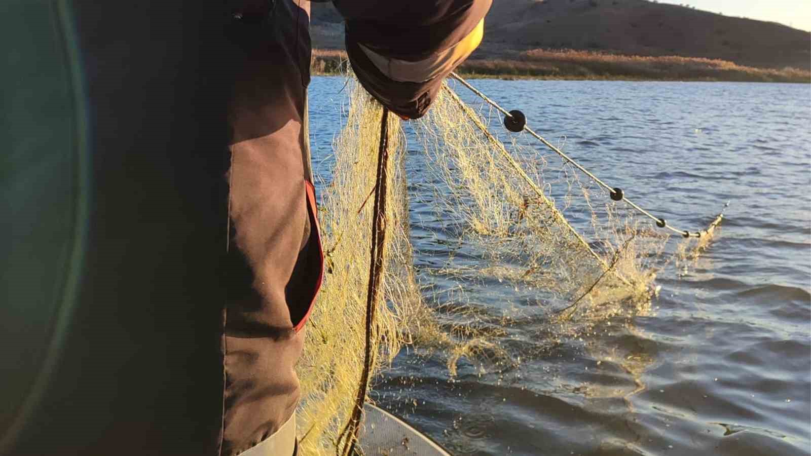 Kırıkkale&rsquo;de g&ouml;lete bırakılan 300 metrelik ağa el konuldu
