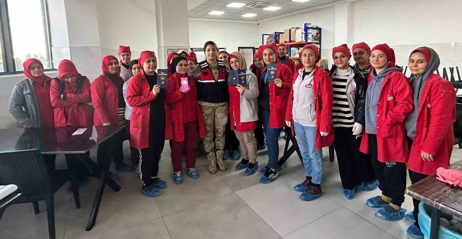 Jandarma, kadına y&ouml;nelik şiddetle m&uuml;cadelenin anlatıldığı stant a&ccedil;tı
