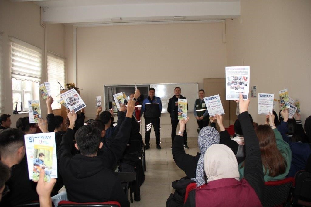 Kırklareli&rsquo;nde &rsquo;G&uuml;venli Yarınlara&rsquo; projesi &ccedil;er&ccedil;evesinde &ouml;ğrencilere eğitim
