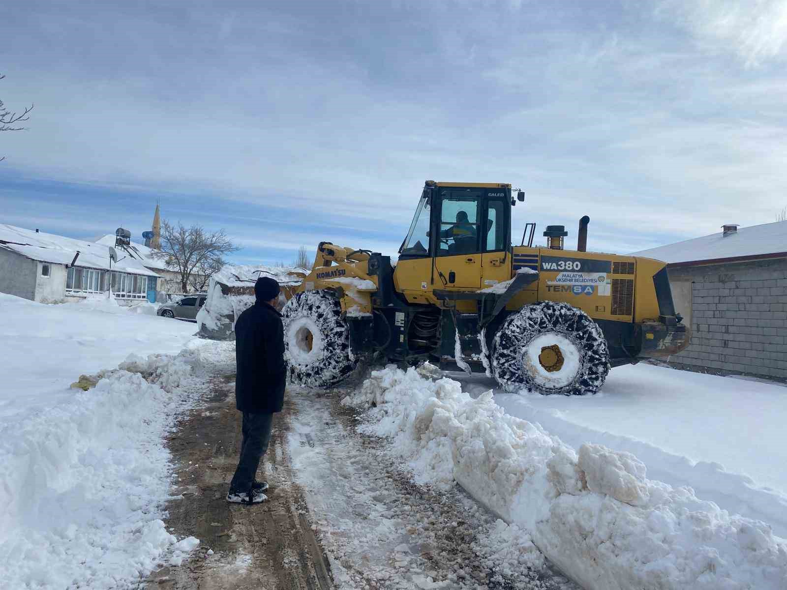 Malatya B&uuml;y&uuml;kşehir Belediyesi kar mesaisine devam ediyor
