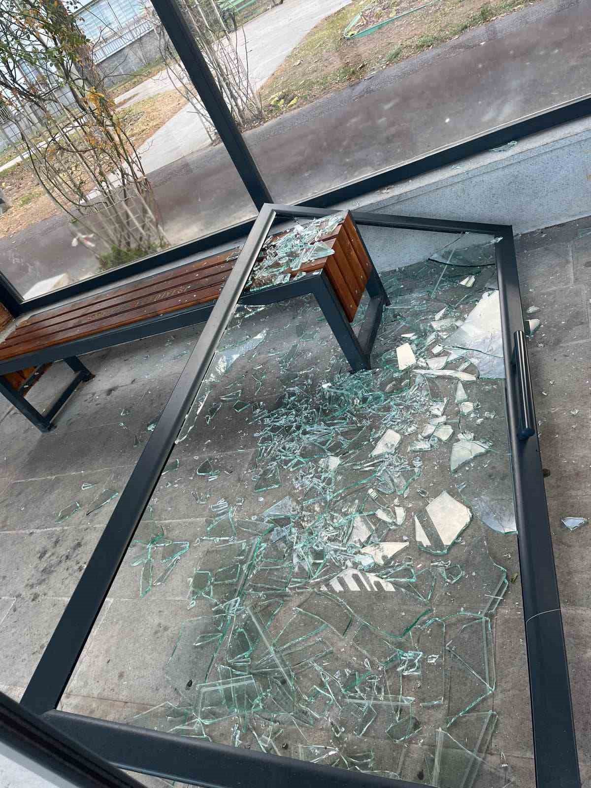 Isparta&rsquo;da kapalı otob&uuml;s durağına &ccedil;irkin saldırı

