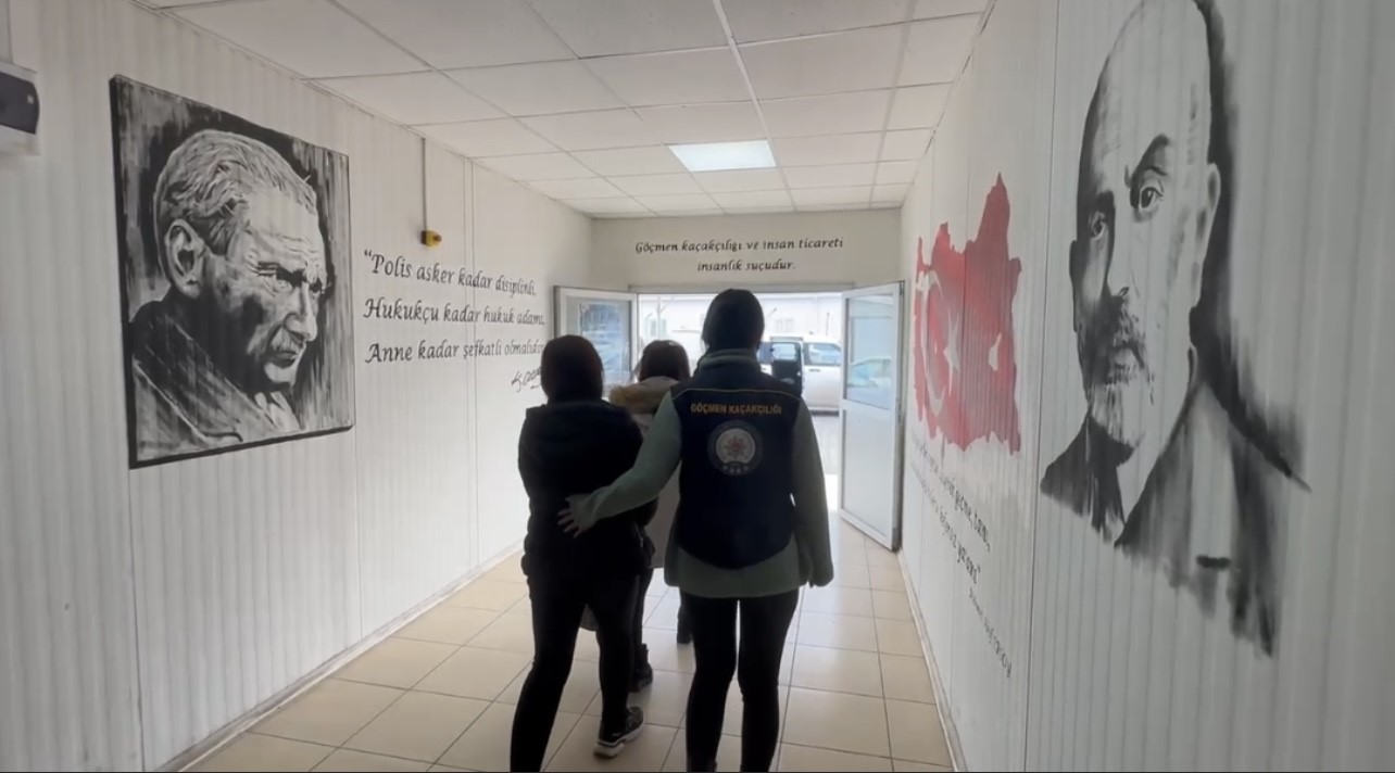 Osmaniye&rsquo;de durdurulan otob&uuml;ste 4 ka&ccedil;ak g&ouml;&ccedil;men yakalandı
