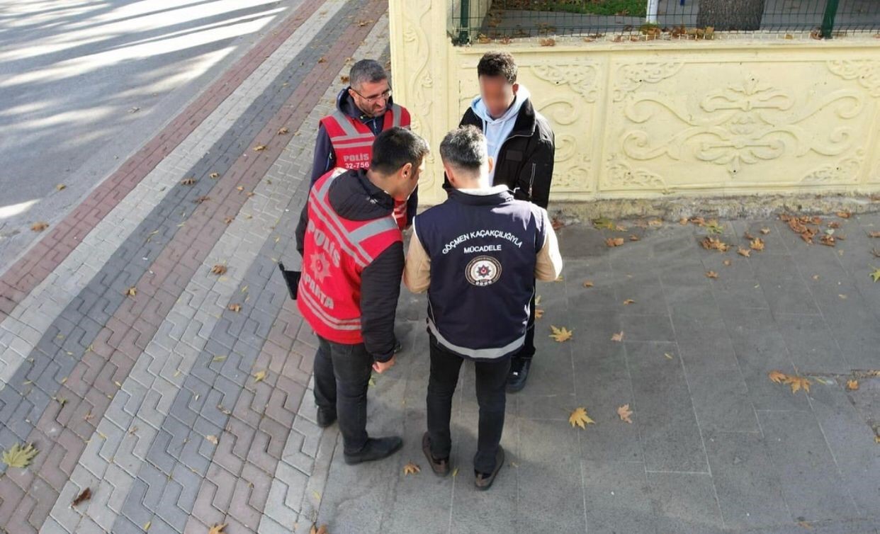 Isparta&rsquo;da d&uuml;zensiz g&ouml;&ccedil;le m&uuml;cadelede huzur operasyonu: 1 yabancı &uuml;lkesine g&ouml;nderildi
