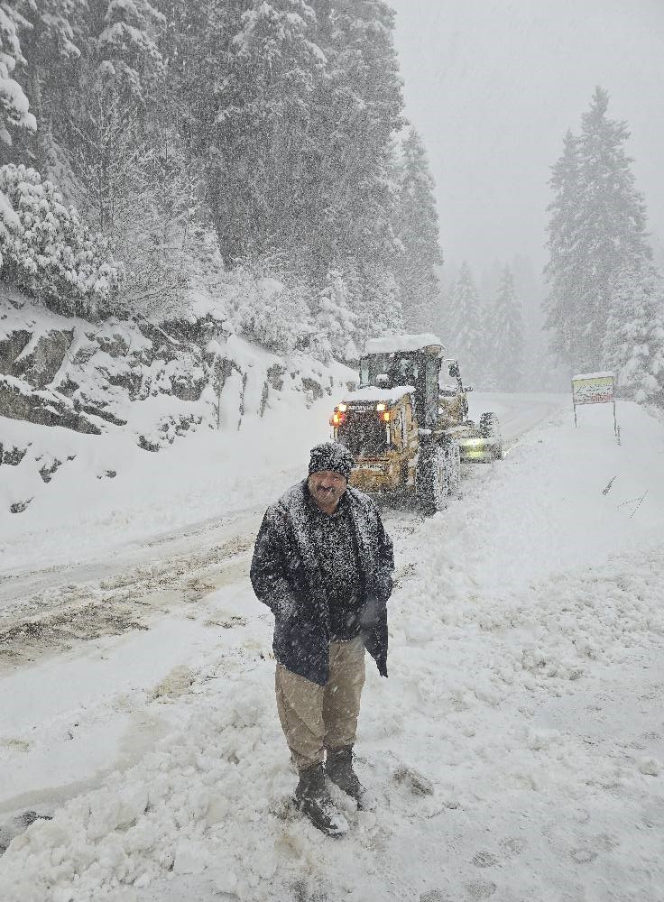 Giresun&rsquo;da kar g&ouml;rmek i&ccedil;in yaylalara &ccedil;ıkan vatandaşlar ekiplerin &ccedil;alışmalarını zorlaştırıyor
