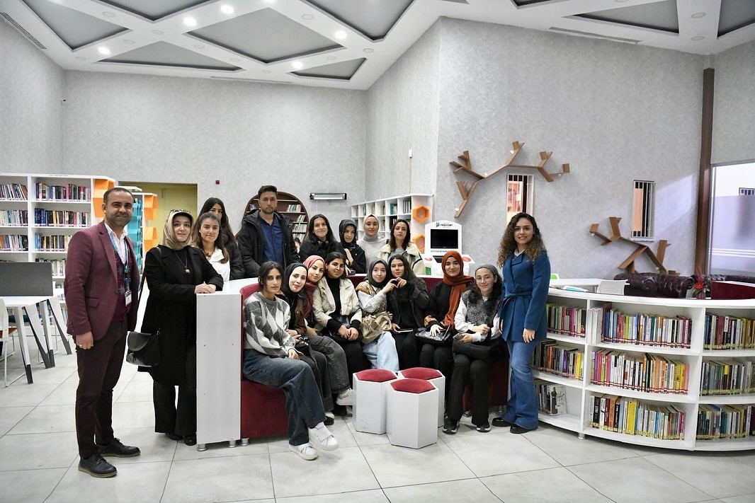 &Uuml;niversite &Ouml;ğrencileri, Yeşilyurt Belediyesinin G&ouml;n&uuml;ll&uuml; Turizm ve İyilik El&ccedil;isi Oldu
