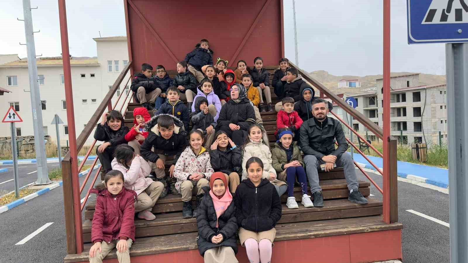Hakkari&rsquo;de &ccedil;ocuklara trafik eğitimi verildi
