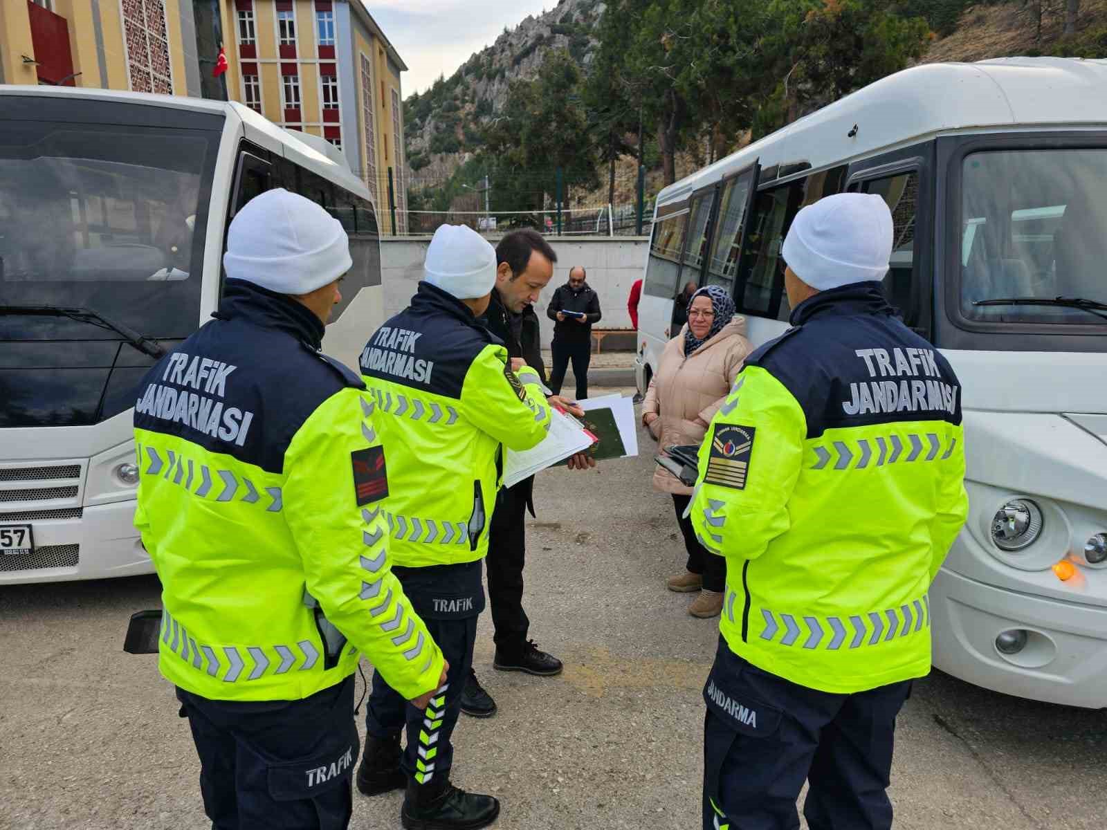 Eğirdir jandarma trafik ekiplerinden okul servis ara&ccedil;larına denetim
