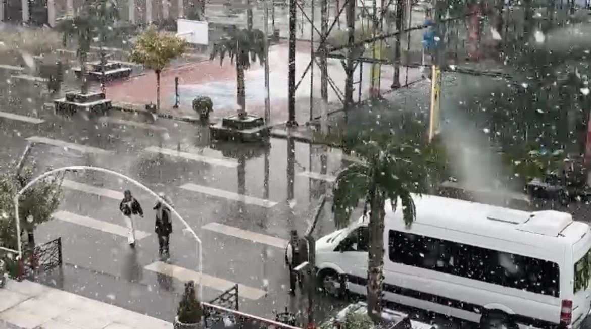 Diyarbakır&rsquo;da lapa lapa kar yağışı
